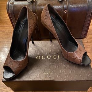 Gucci Signature GG heels .